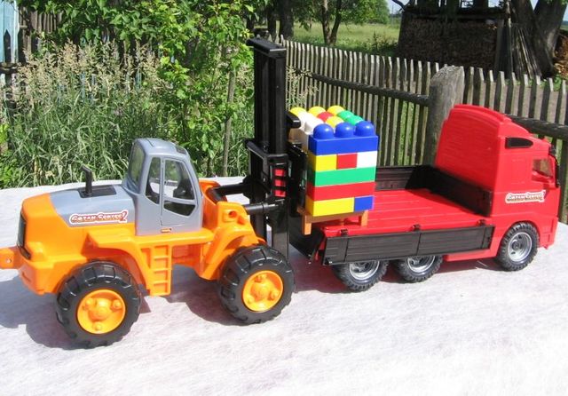 Купить трактор с конструктором. Детский трактор и конструктор.