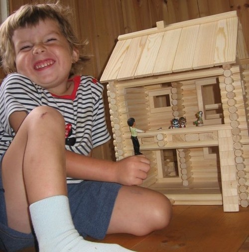 Деревянный дом для кукол. Игрушка кукольный домик.