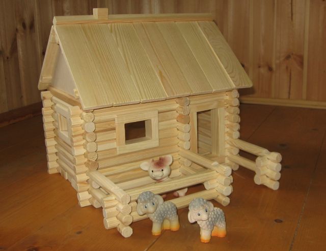  Деревянный дом для кукол
