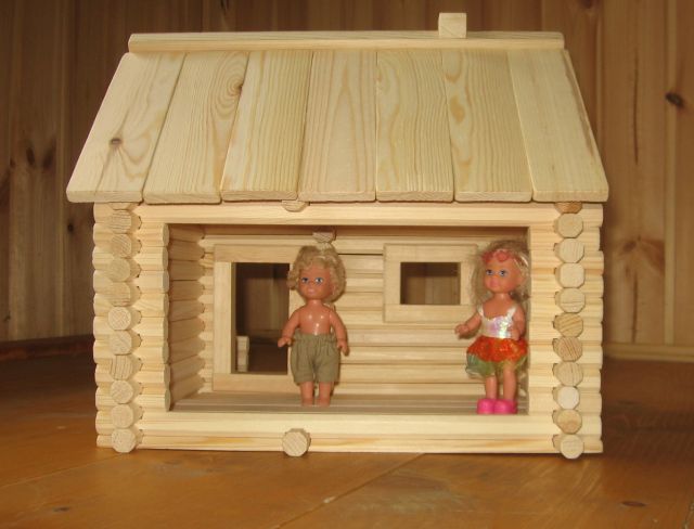  Деревянный дом для кукол