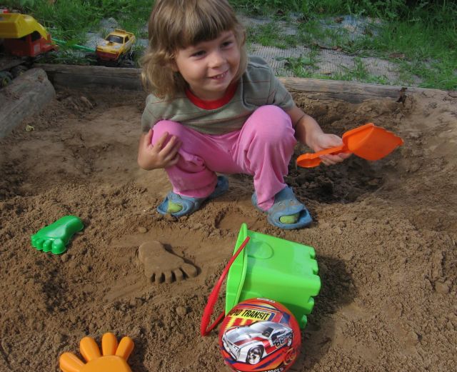 Дети играют в песочнице с набором №374