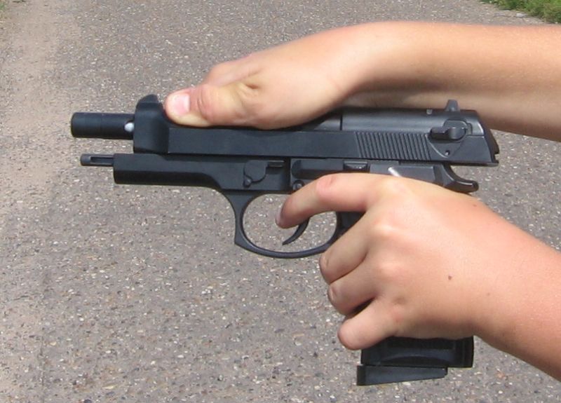 Детский пневматический пистолет из металла