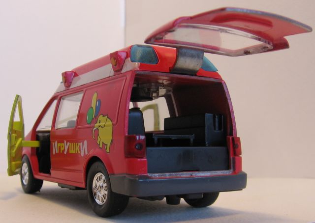 Игрушечный фургон по развозу игрушек