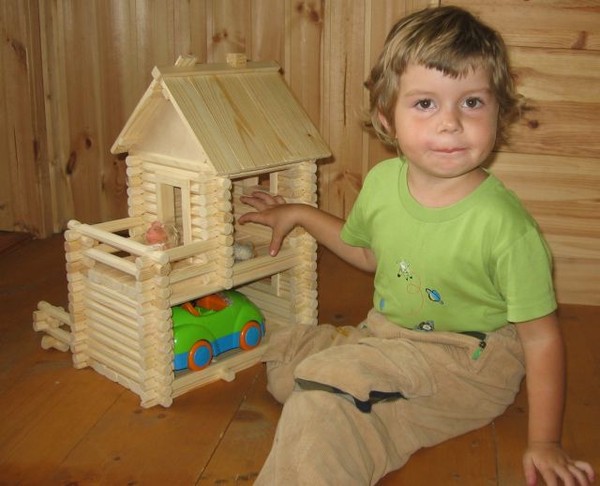 Кукольный дом деревянный.
