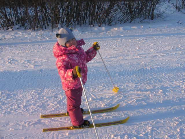 Лыжи ребенку в школу. Малыш на лыжах. Лыжи для девочек 8 лет. Беговые лыжи на ребенка 7 лет. Лыжи для детей 3 лет.