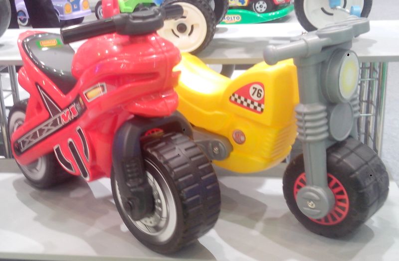 На фото мотоциклы каталки MX красный и Моторбайк желтый в сравнении