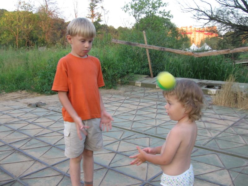 Дети играют мячом чебоксарского завода
