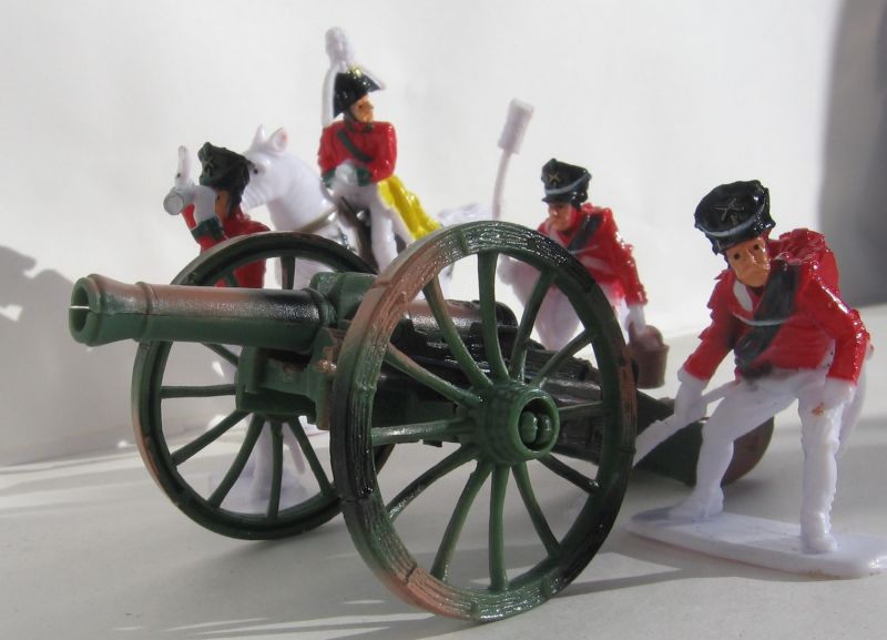 Русские солдатики гренадеры 1812 года атакуют наполеоновских артиллеристов при Бородино