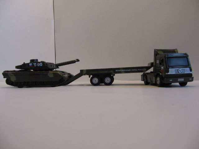 Танк Т-90 на трейлере Технопарк ВС РФ камуфляж