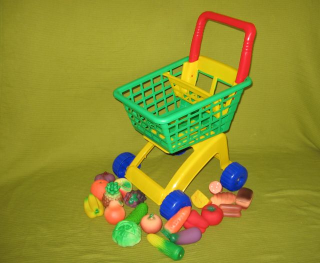 Игрушечная тележка для продуктов детская.