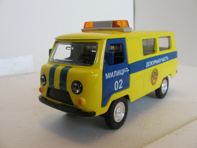 Игрушка УАЗ буханка милиция СССР желтая с синим Игрушка УАЗ буханка милиция СССР желтая с синим