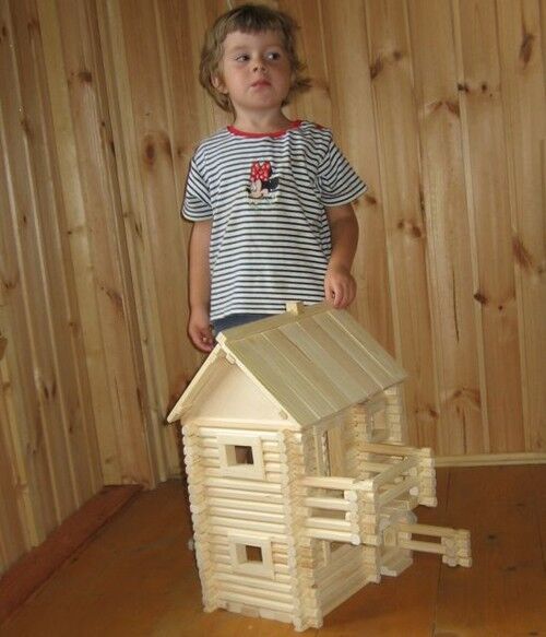 Деревянный дом для кукол. Игрушка кукольный домик.