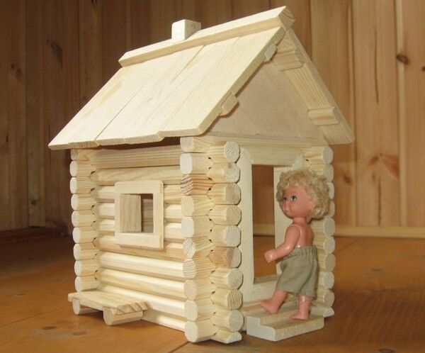 Деревянный домик для кукол.