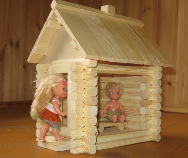 Деревянный домик для кукол.