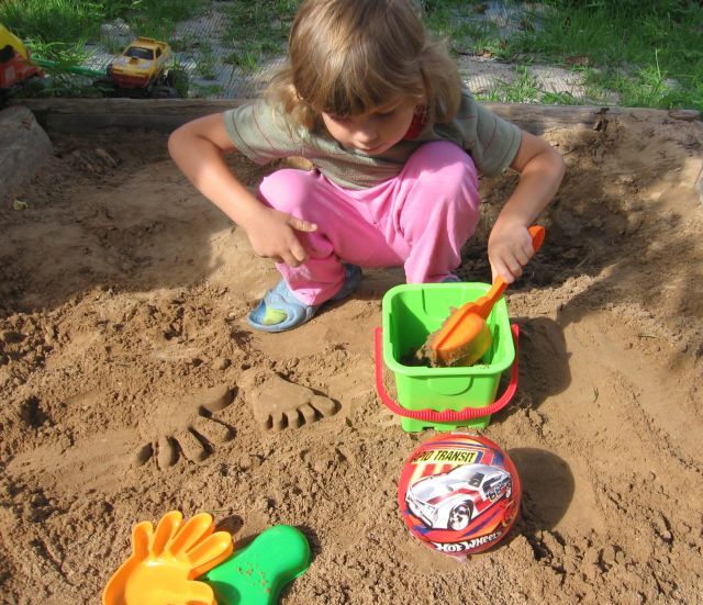 Дети играют в песочнице с набором №374