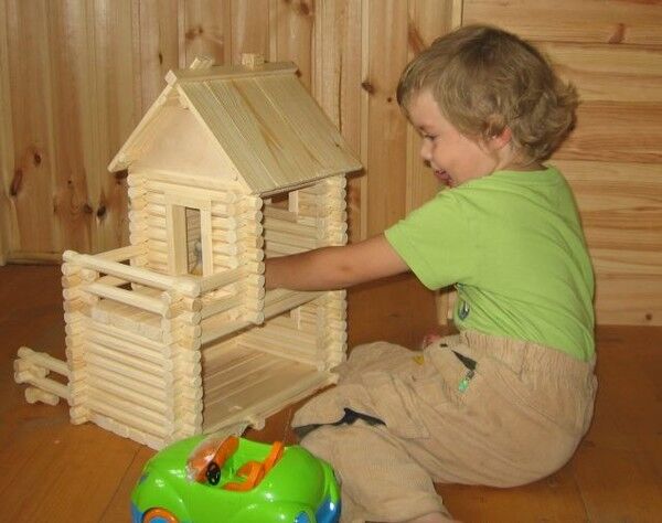 Кукольный дом деревянный.