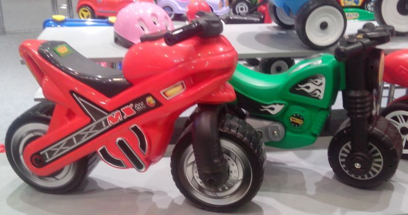 На фото мотоциклы каталки MX красный и Моторбайк зеленый в сравнении
