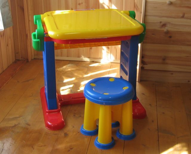 Детский стол с доской для рисования