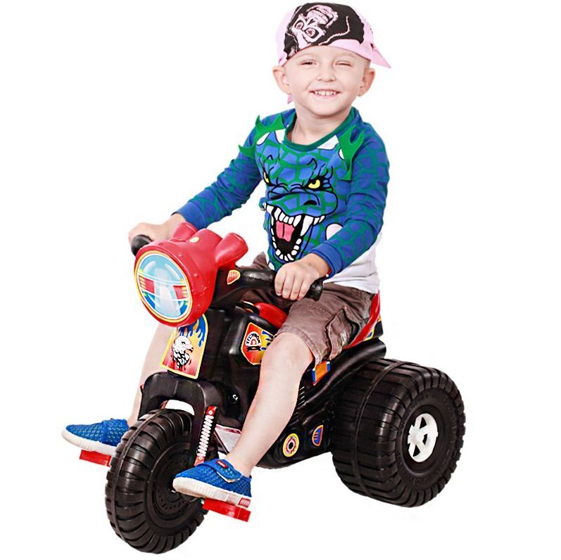 Мальчик едет на 3-х колесной каталке-мотоцикле с педалями