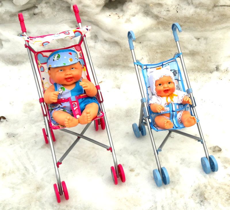 В сравнении 2 кукольные коляски трости разного размера с куклами Данилка и Ксенька Огонёк