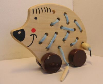 Деревянная игрушка каталка для детей.