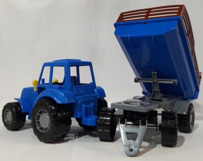 Синий трактор с прицепом 2