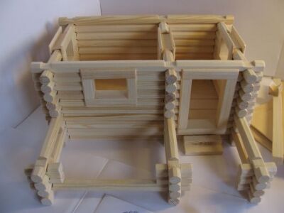 Домик игрушечный деревянный.