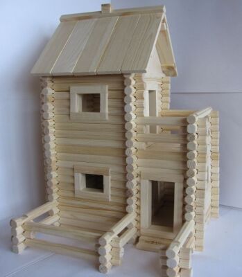 Домик игрушечный деревянный.