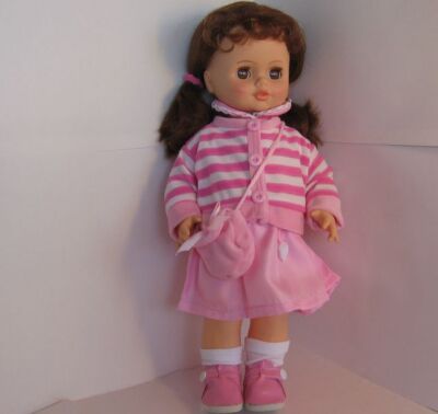 Кукла Инна-19 в розовом платье с темными волосами.