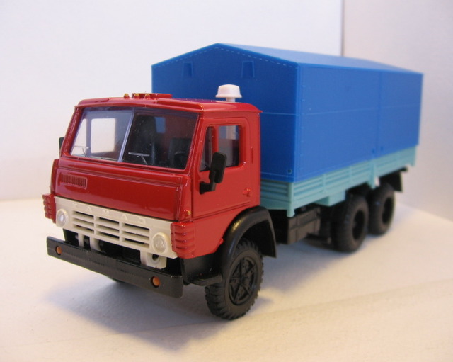 Игрушечная модель КАМАЗ 5320 с синим тентом