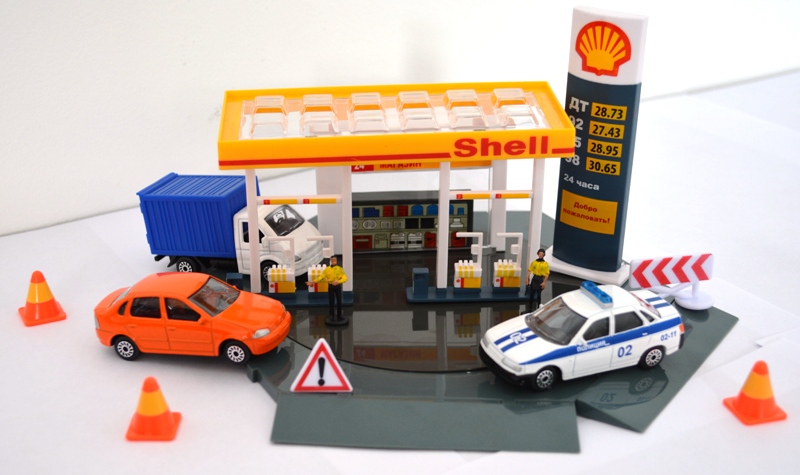 Игра бензоколонка Shell с 3-мя машинами