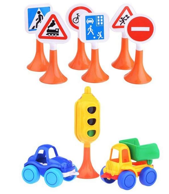 Набор игрушек пластмассовый светофор, знаки и машинки