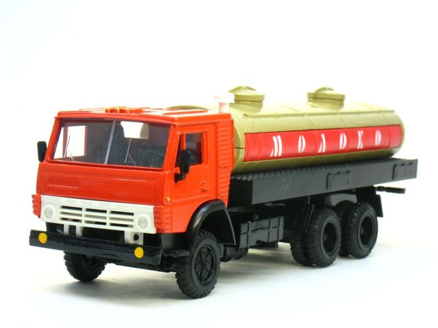 Игрушечная модель КАМАЗ 53212 с цистерной Молоко