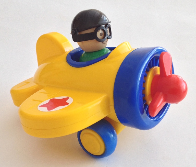 Детский игрушечный самолет с пилотом