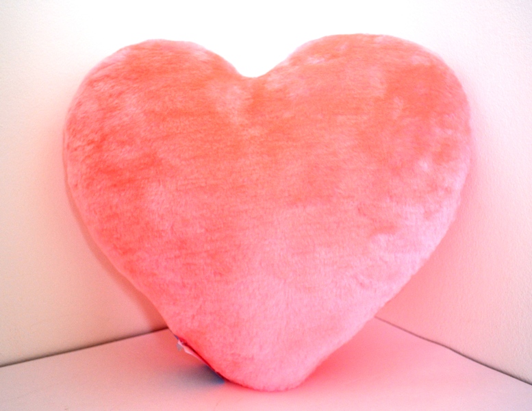 Подушка игрушка сердце. Подушка сердце. Мягкая игрушка сердце. Подушка сердечки. Мягкая подушка сердце.