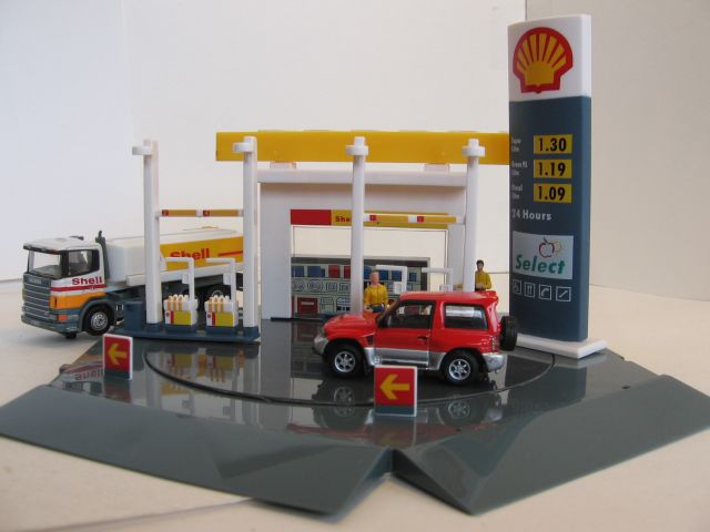 Автозаправка Shell с бензовозом и джипом на заправке