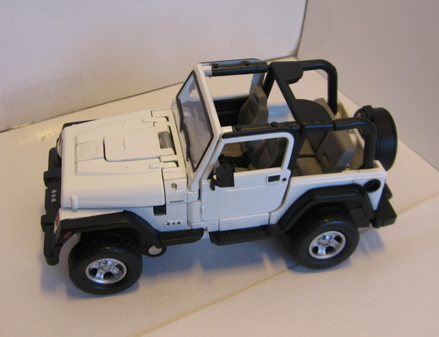 Машина игрушка трансформер Jeep (1:24) 