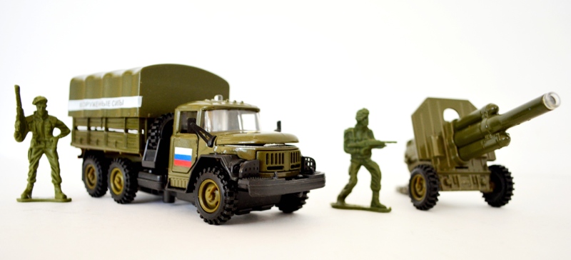 Игрушка ЗИЛ 131 грузовик с пушкой и солдатиками
