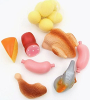 Набор игрушечных продуктов с яичками и рыбой