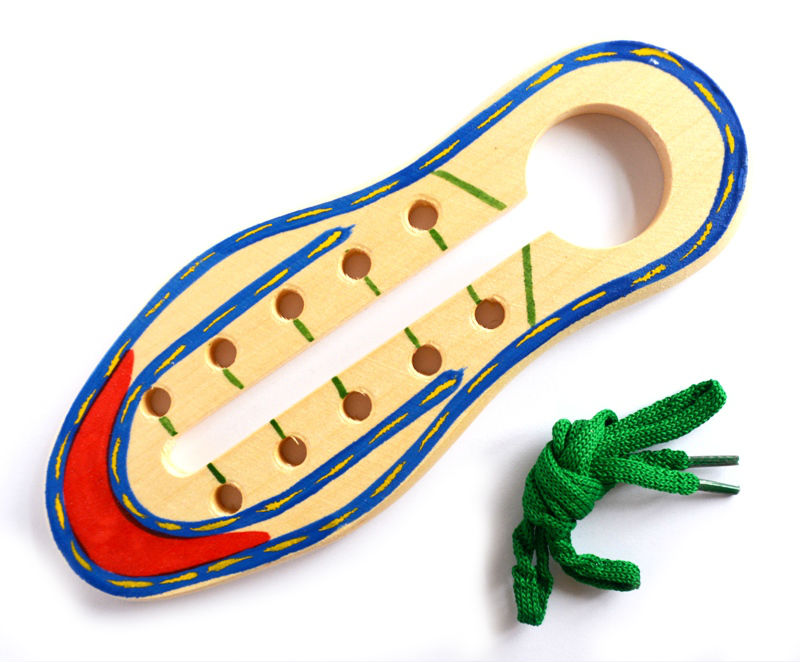 Деревянные шнуровки. Шнуровка "кед расписной". Игрушка шнуровка. Шнуровка игрушка для детей. Игрушка деревянная шнуровка.