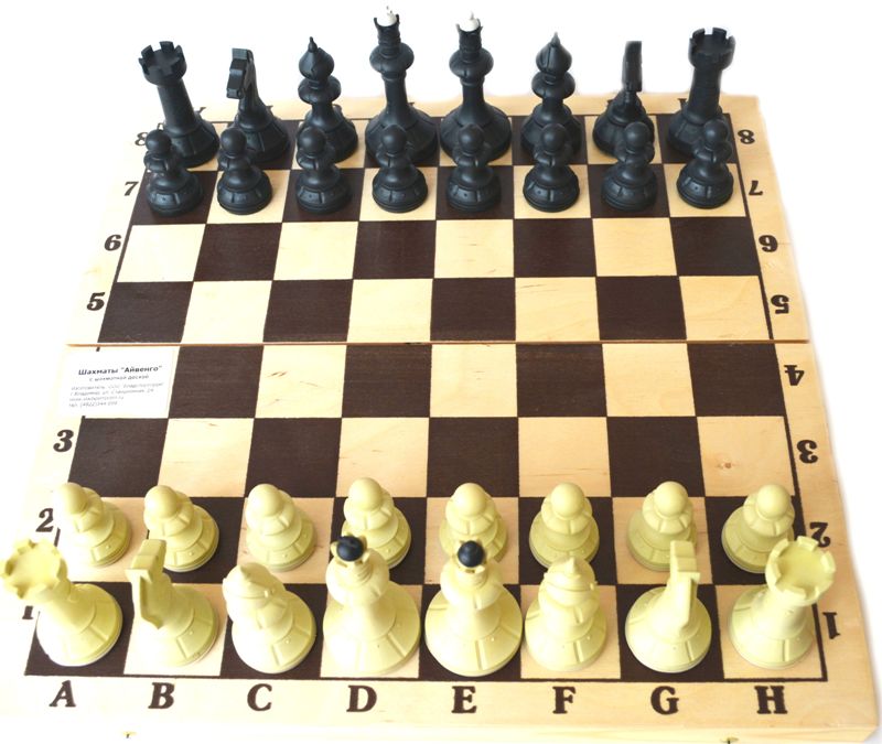 Шахматы Айвенго с шахматной доской