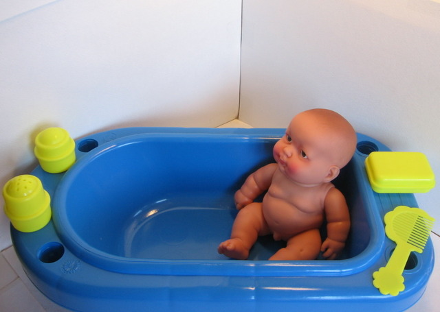 Кукла пупс Карапуз мальчик в синей ванночке 