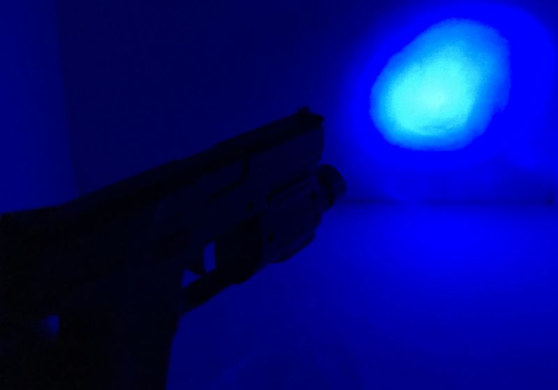 У пистолета имеется светодиодный фонарик синего цвета. igrushechnyj-pnevmaticheskij-pistolet-s-fonarikom-sinego-cveta-04.jpg