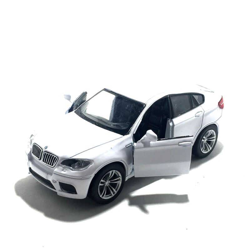 Машинка с открывающимися передними дверями. igrushechnaya-mashinka-bmw-x6-11.jpg
