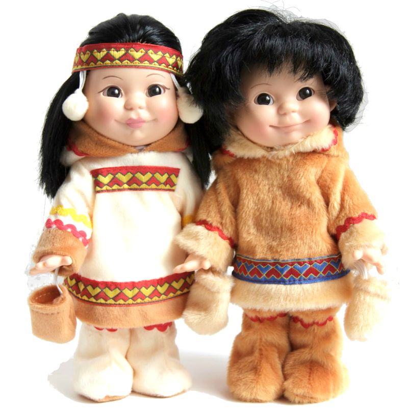 Две куклы мальчик и девочка в национальных нарядах жителей крайнего севера