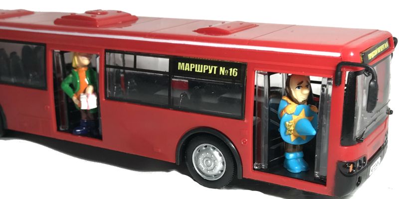 Внутри автобуса можно перевозить мини фигурки изображая из них пассажиров. igrushka-krasnyj-avtobus-06.jpg