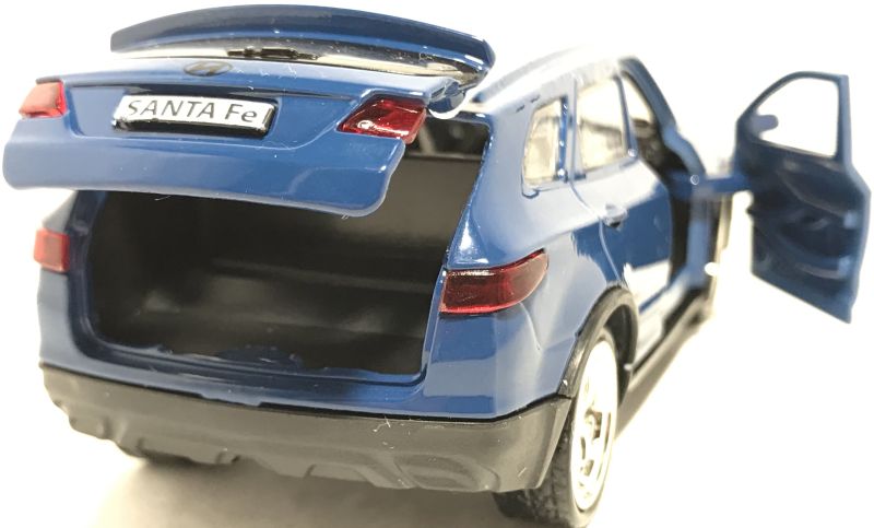 Багажник у игрушечной машинки Hyundai SANTA FE очёнь объёмный, в него можно положить различные предметы. igrushechnaya-mashinka-hyundai-santa-fe-sinyaya-05.jpg