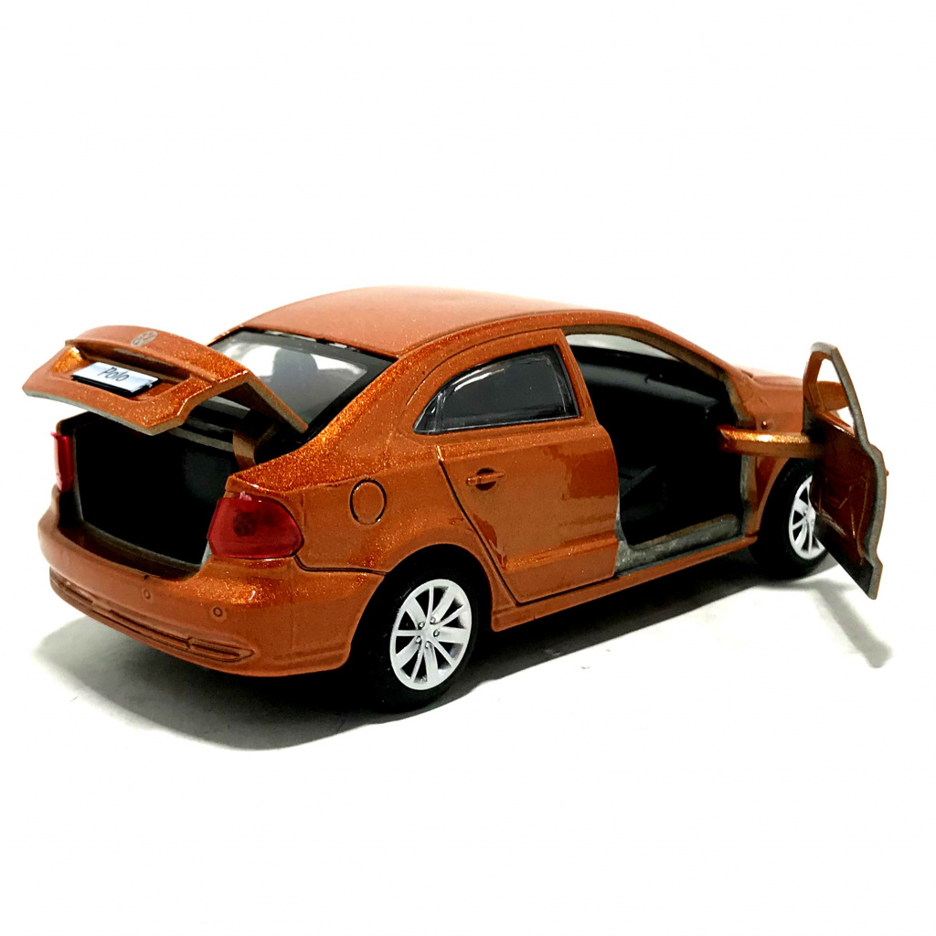 У машинки открываются две передние двери и багажник. igrushechnaya-model-mashinki-volkswagen-polo-05.jpg
