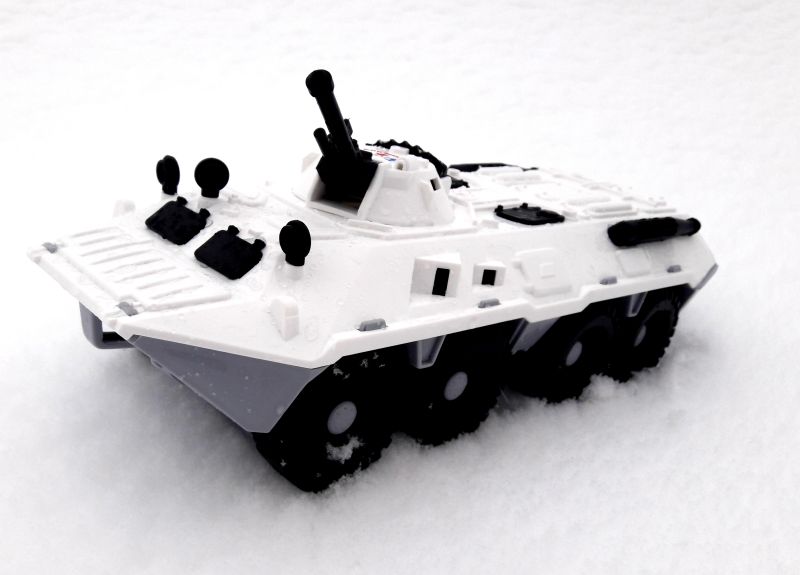 В зимний период с боевой машиной, окрашенной в белый цвет интересно рассекать снежные кручи, врываться в крепости.
