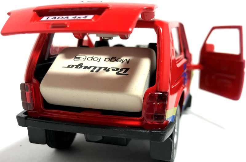 У игрушечной машинки Lada 4x4 объёмный багажник. igrushechnaya-mashinka-lada-4x4-08.jpg